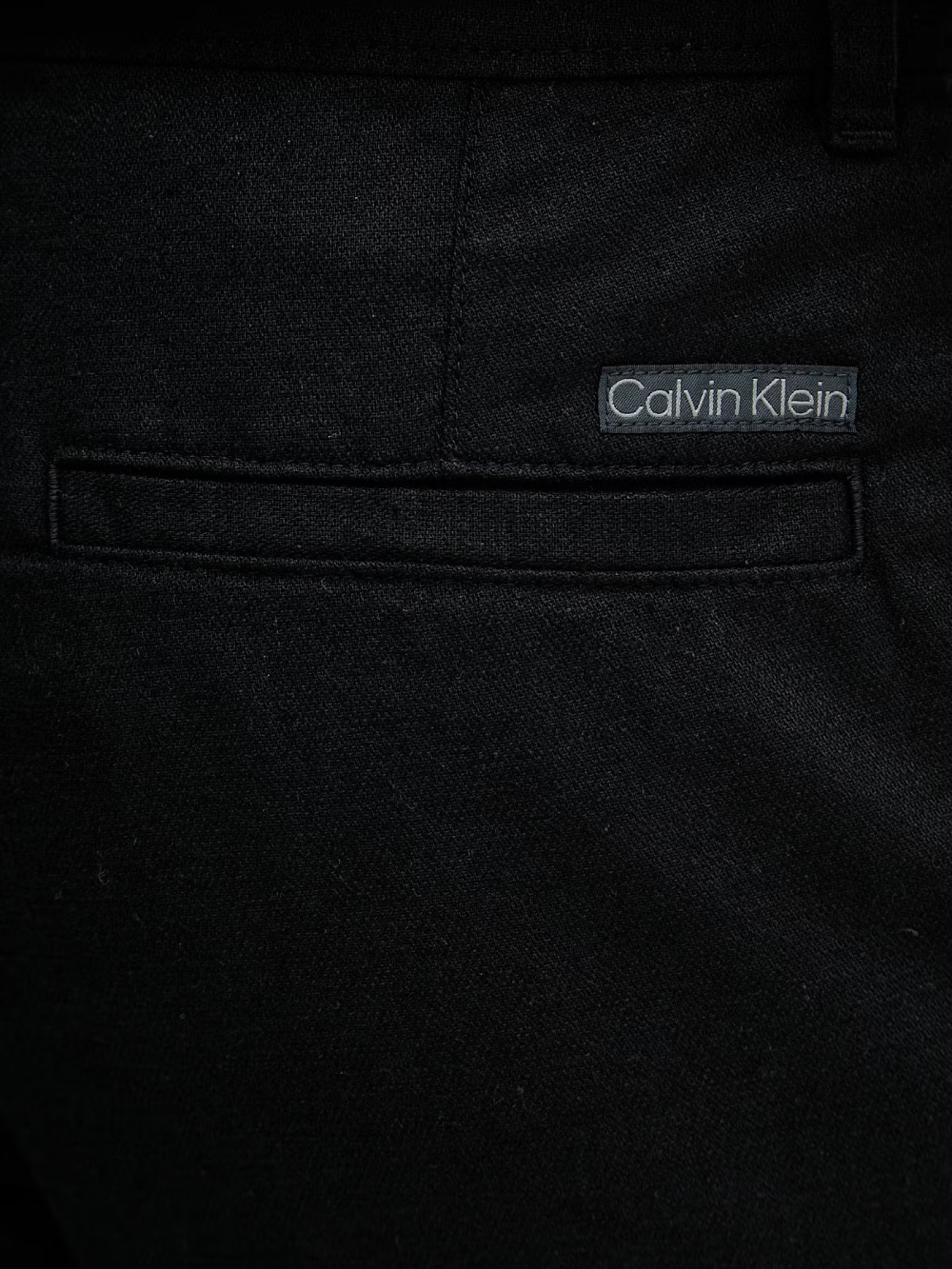 detail Calvin Klein pánske čierne cargo šortky