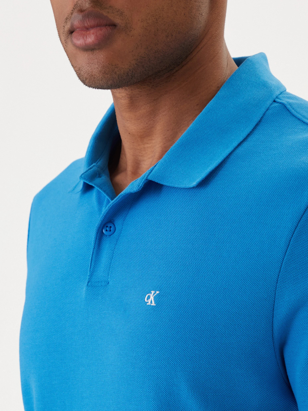detail Calvin Klein pánske modré polo tričko