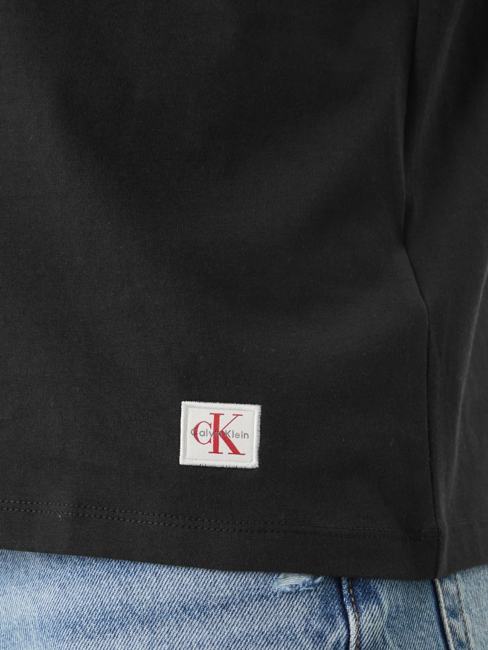 detail Calvin Klein pánske čierne tričko
