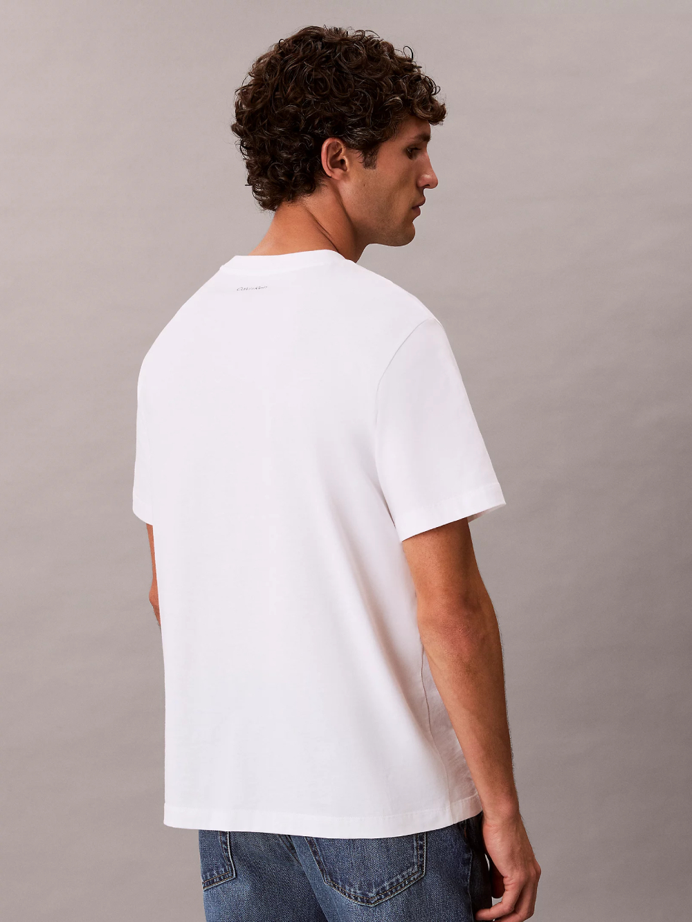 detail Calvin Klein pánske biele tričko