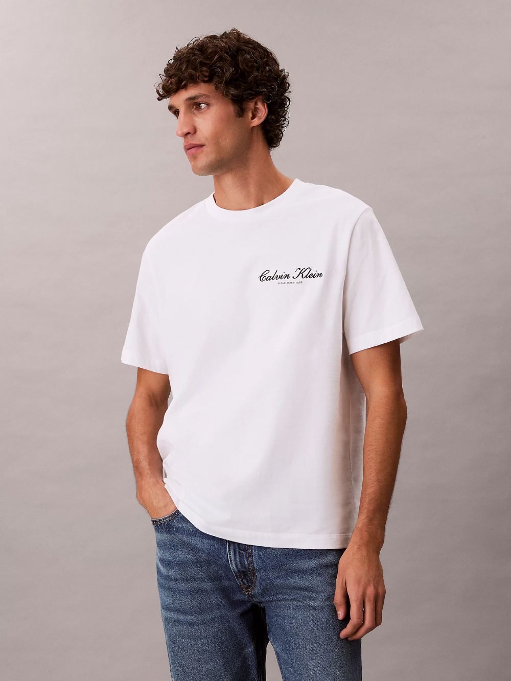 detail Calvin Klein pánske biele tričko