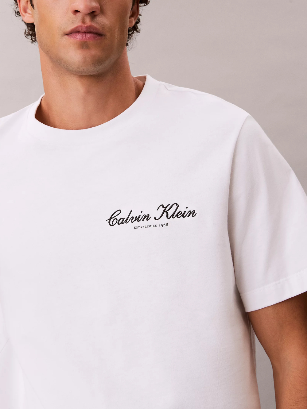 detail Calvin Klein pánske biele tričko
