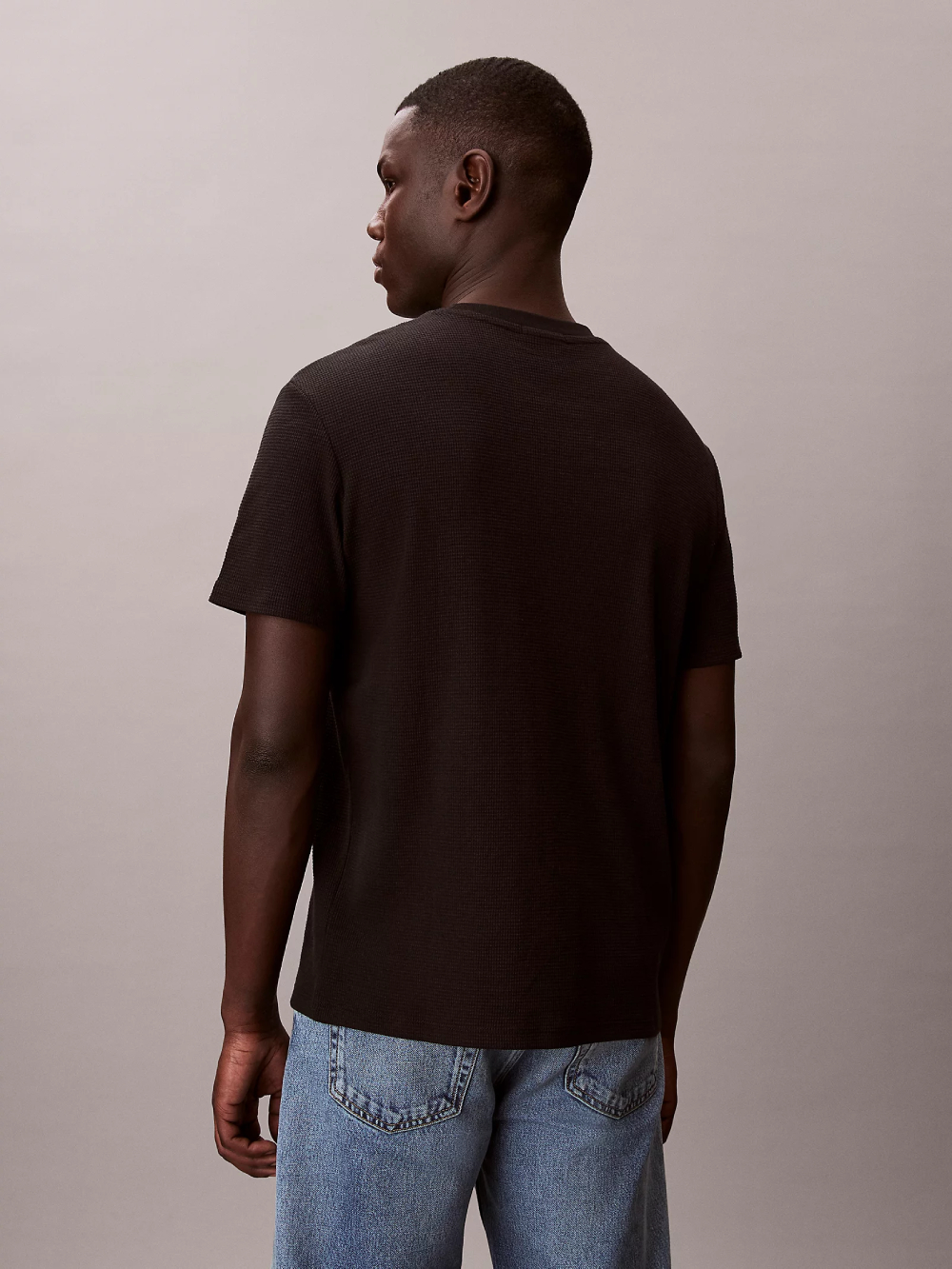 detail Calvin Klein pánske čierne tričko