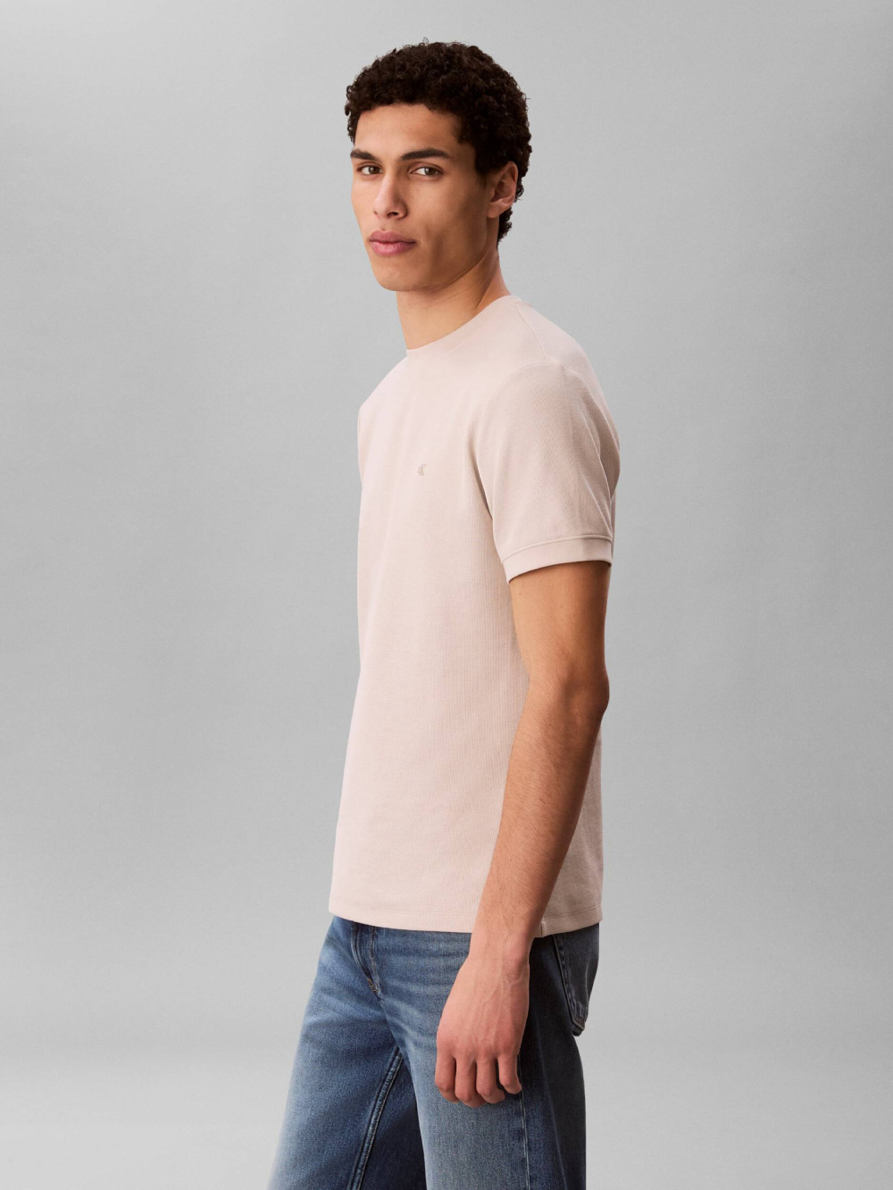 detail Calvin Klein pánske béžové tričko
