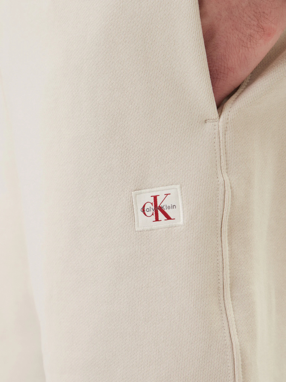 detail Calvin Klein pánske béžové šortky