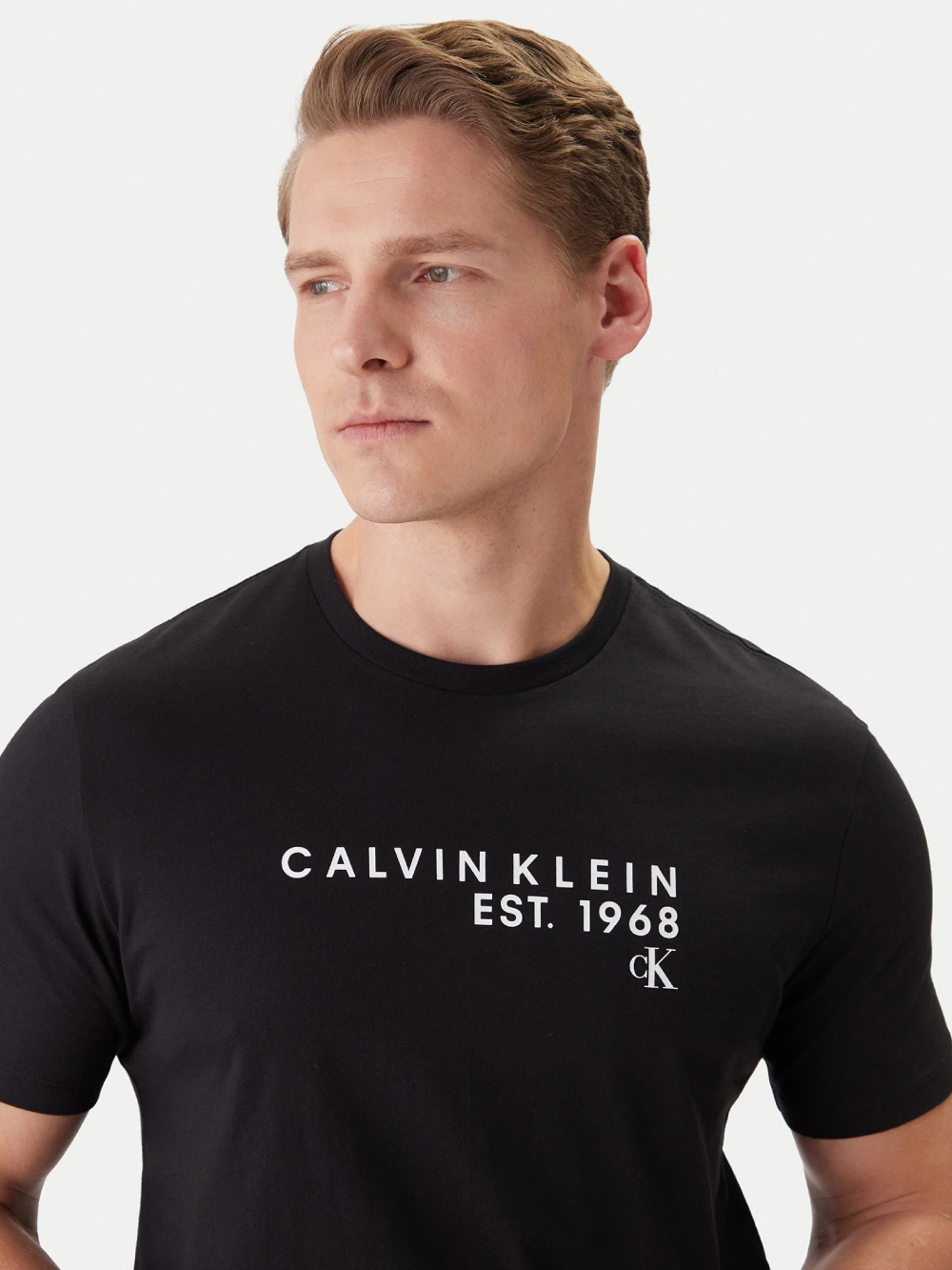 detail Calvin Klein pánske čierne tričko