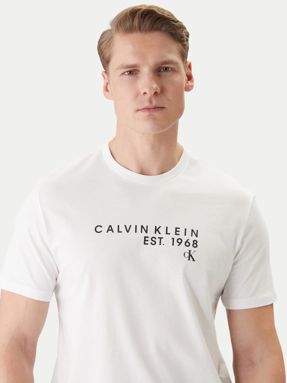 detail Calvin Klein pánske biele tričko