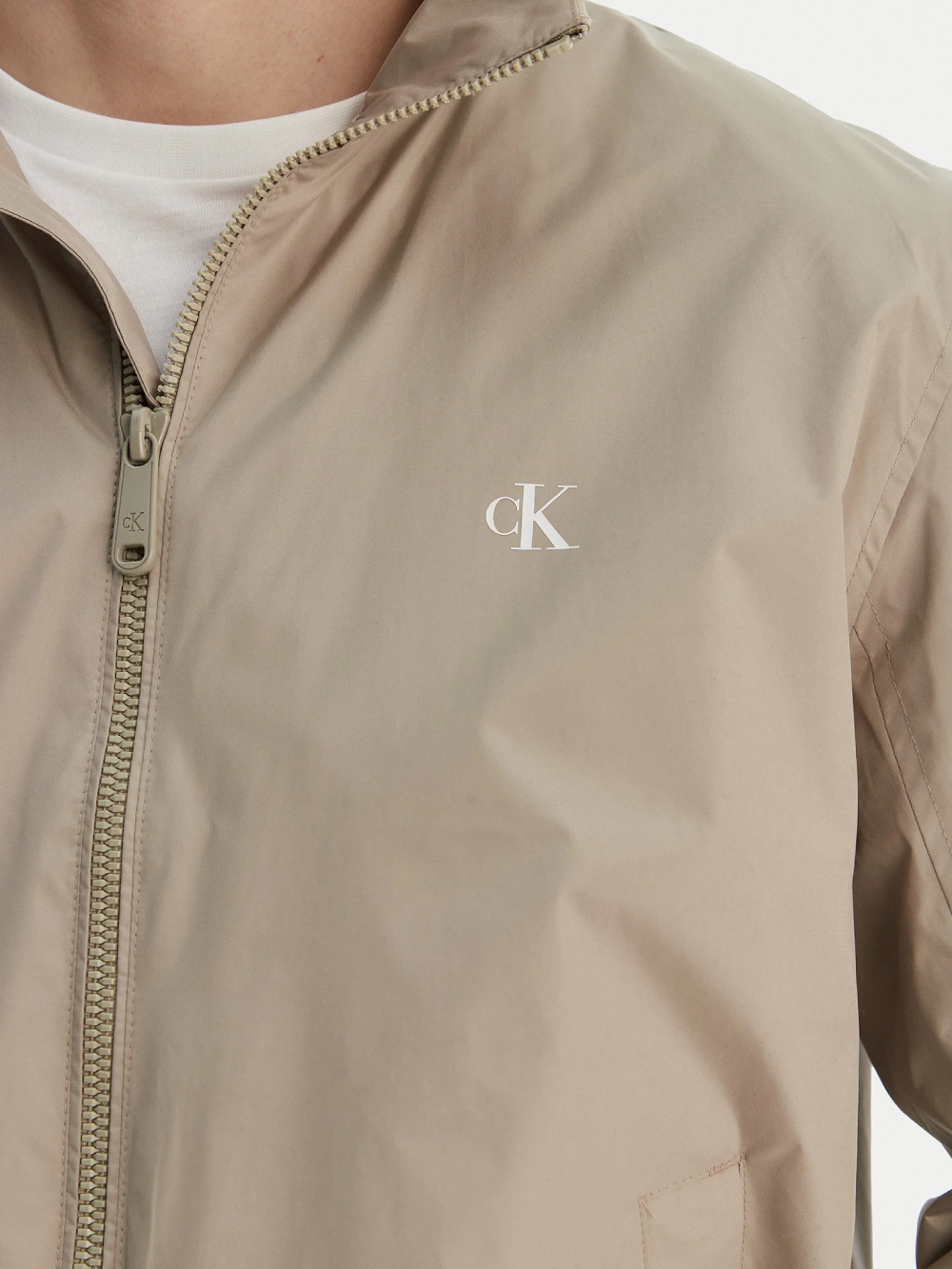detail Calvin Klein pánska hnedá bunda