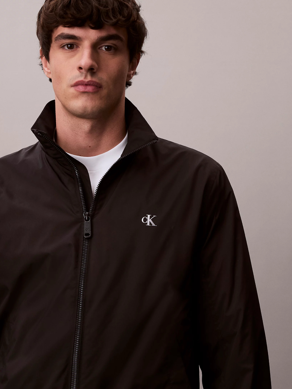 detail Calvin Klein pánska čierna bunda