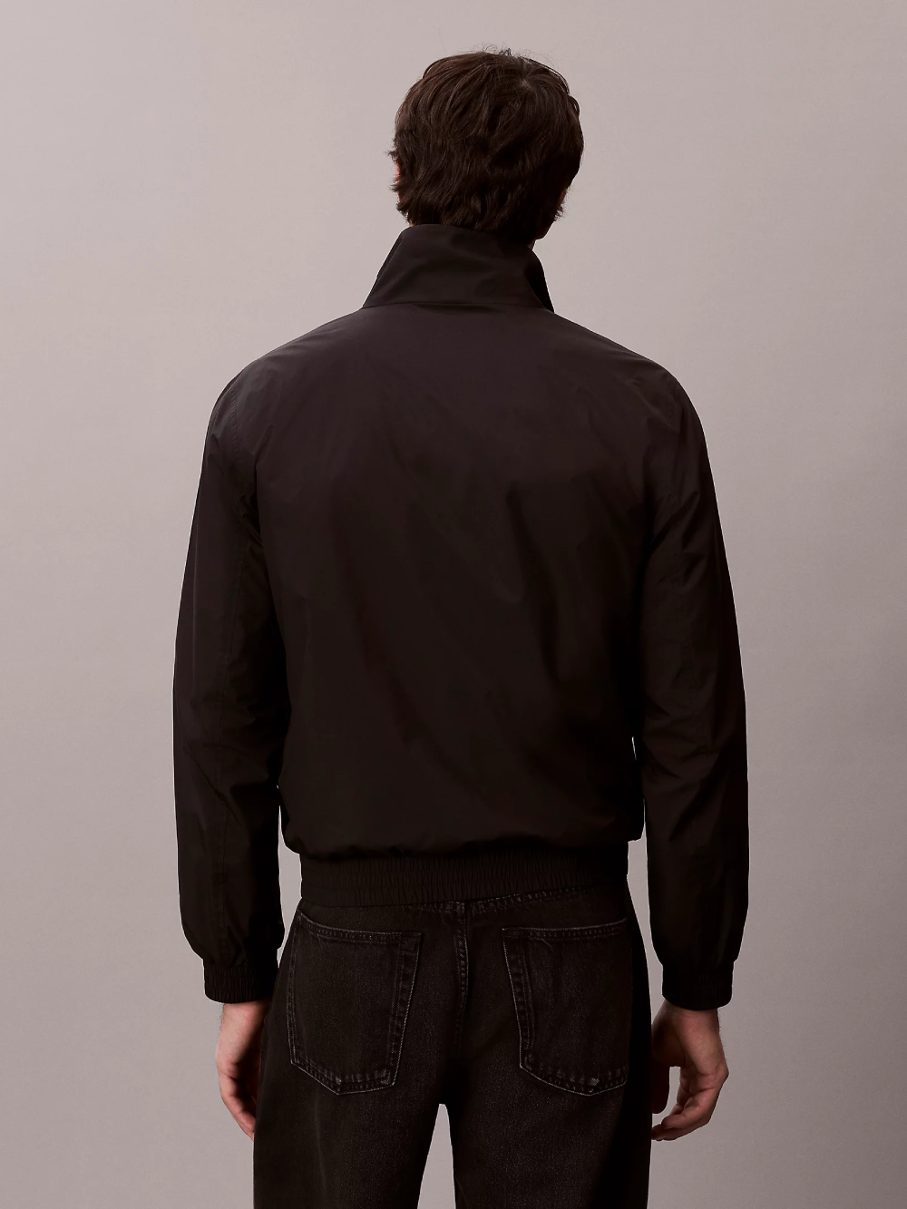 detail Calvin Klein pánska čierna bunda