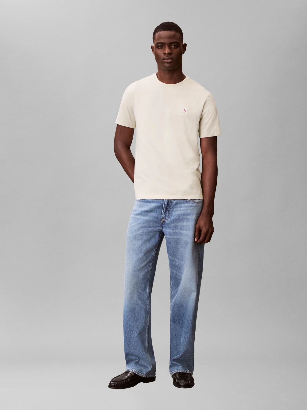 detail Calvin Klein pánske béžové tričko