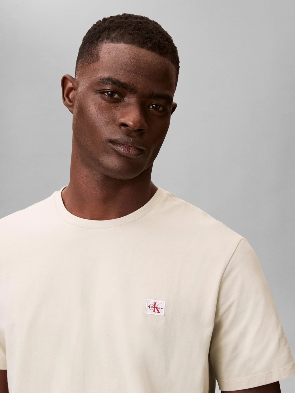 detail Calvin Klein pánske béžové tričko