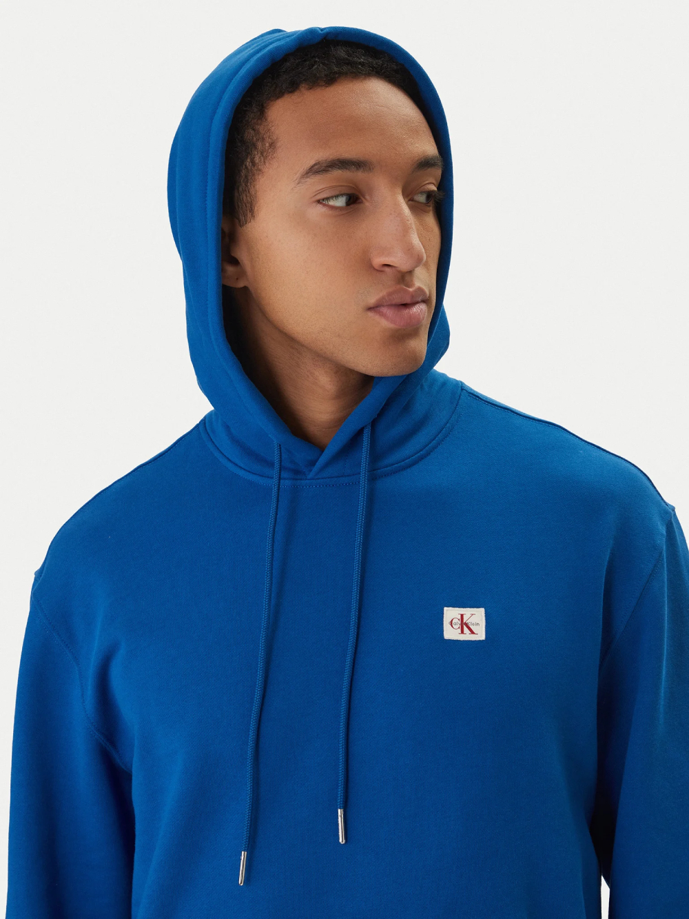 detail Calvin Klein pánska modrá mikina
