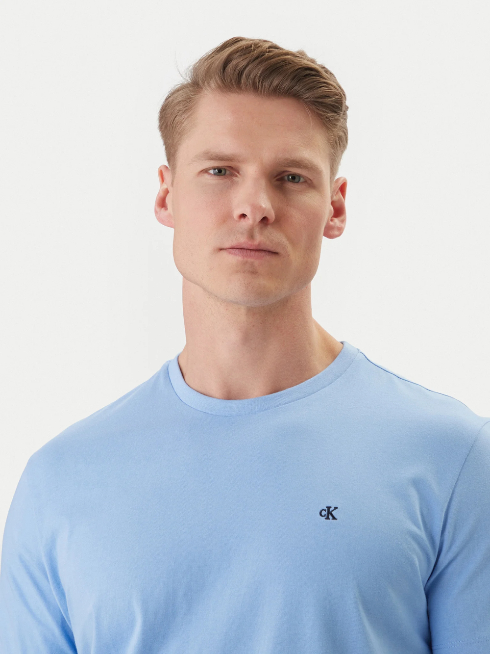 detail Calvin Klein pánske modré tričko