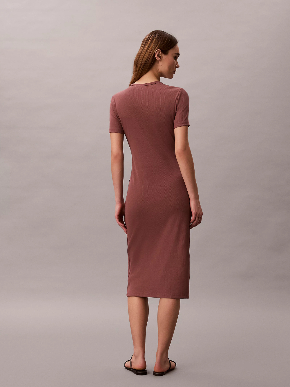 detail Calvin Klein dámske hnedé šaty