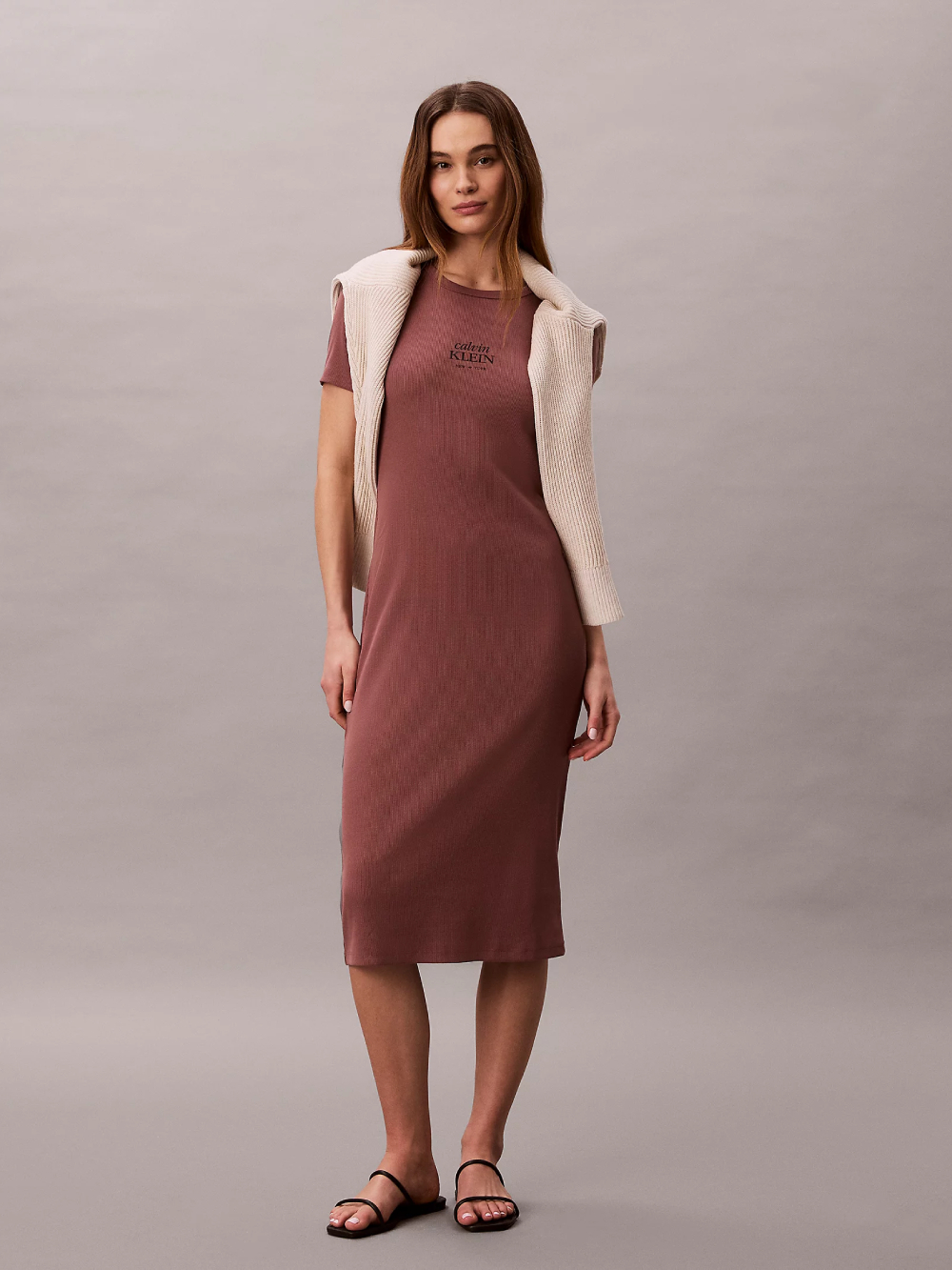 detail Calvin Klein dámske hnedé šaty
