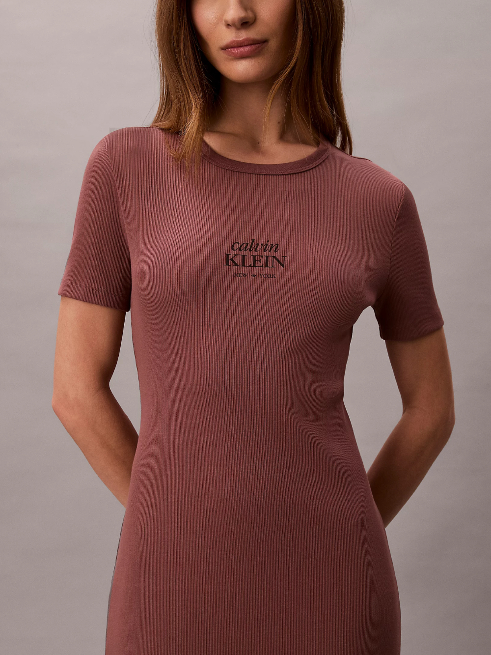 detail Calvin Klein dámske hnedé šaty