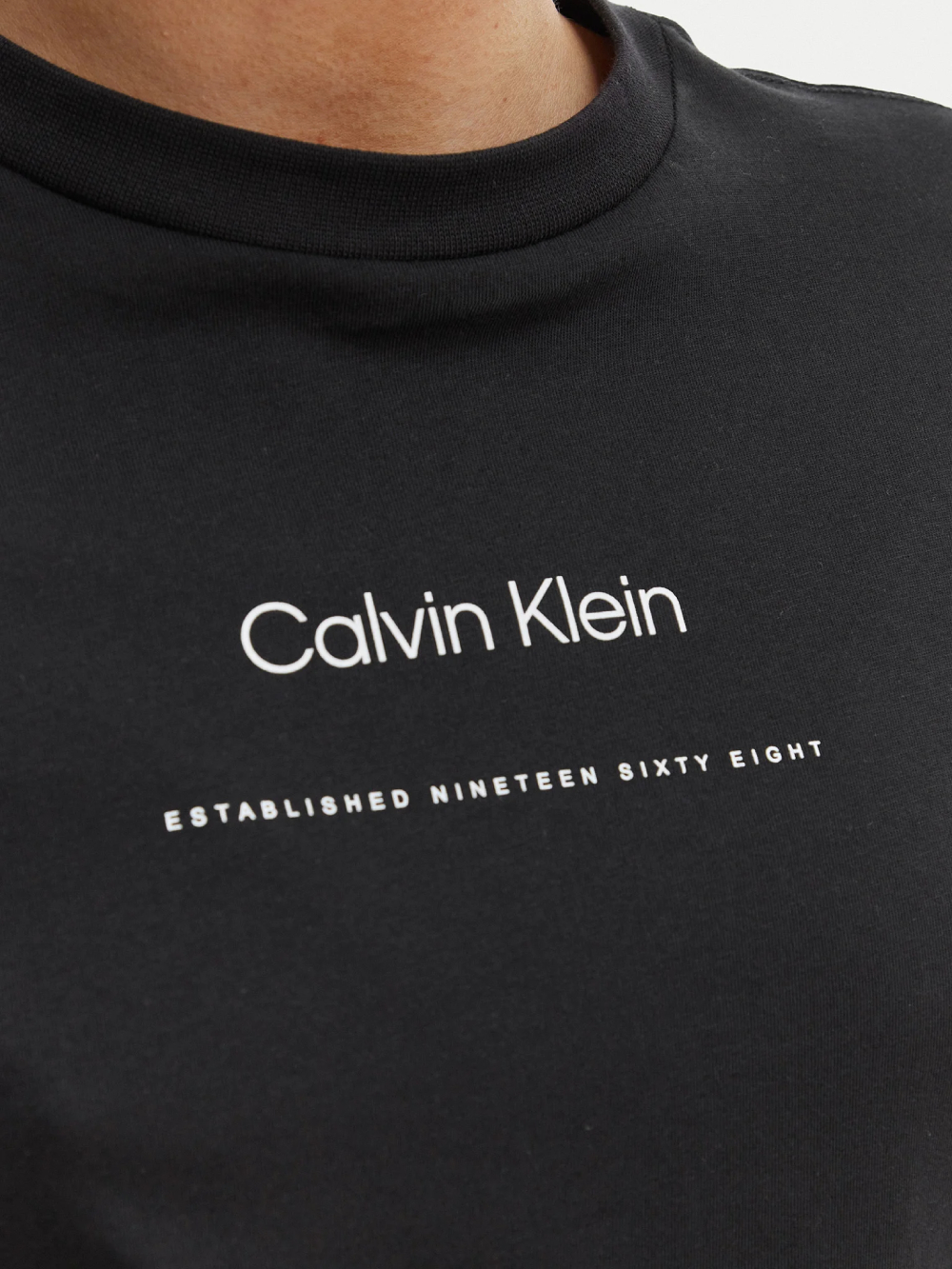 detail Calvin Klein dámske čierne tričko