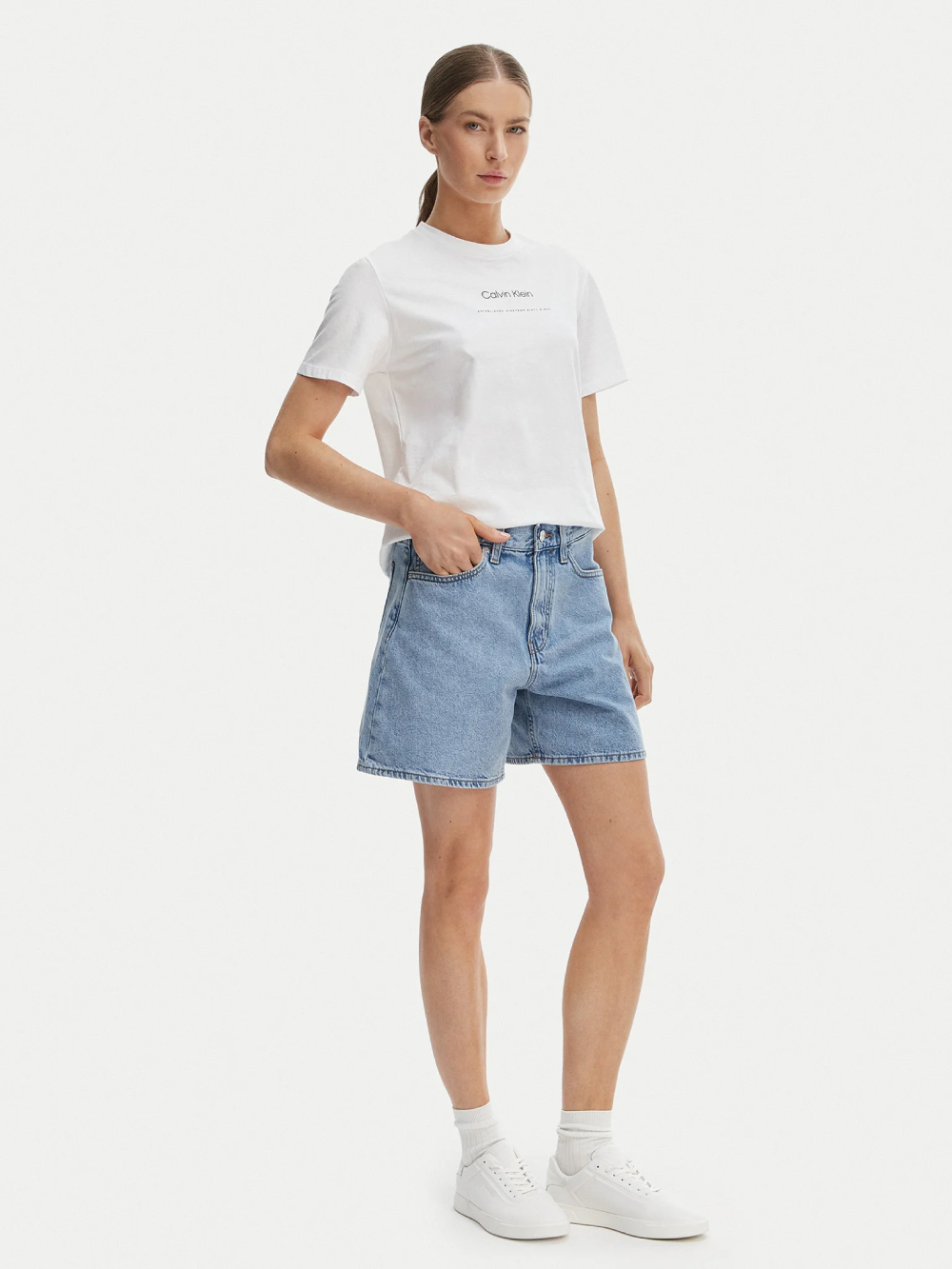 detail Calvin Klein dámske biele tričko