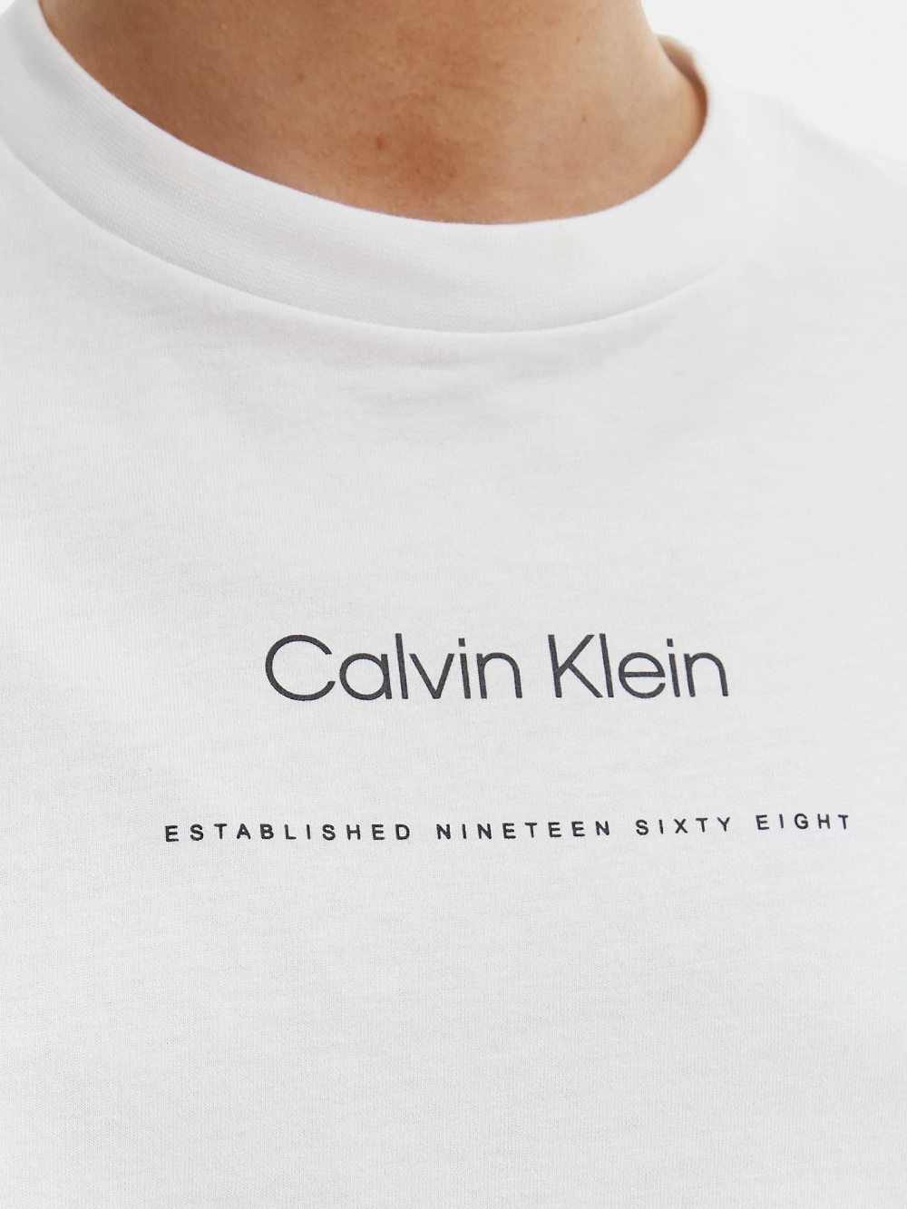 detail Calvin Klein dámske biele tričko