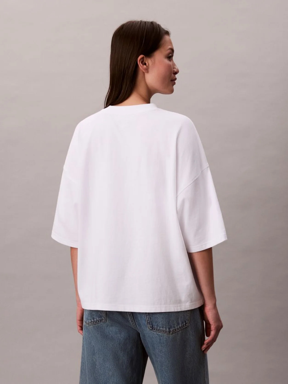 detail Calvin Klein dámske biele tričko