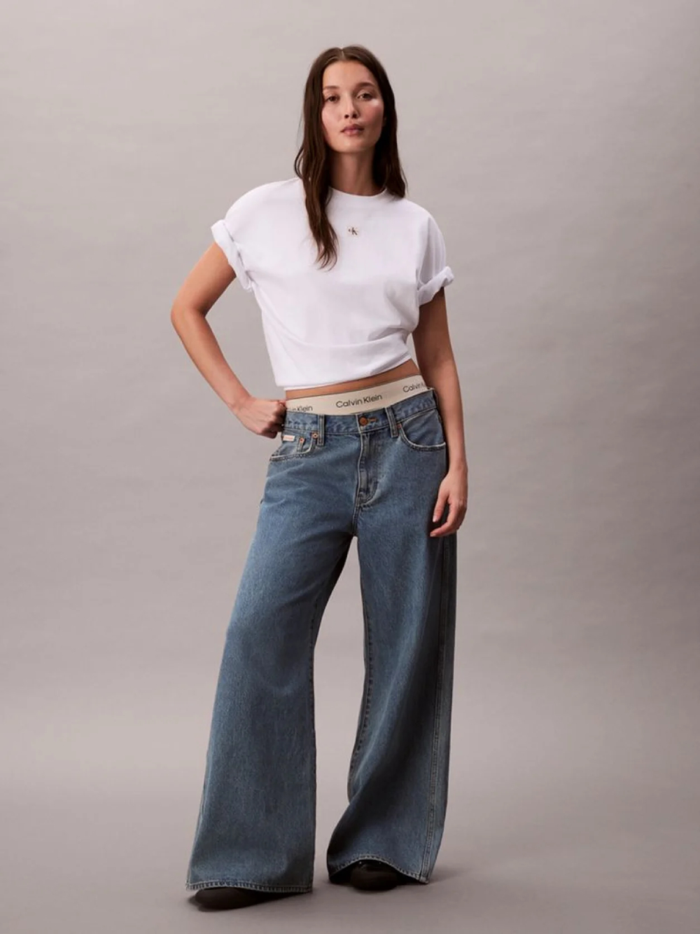 detail Calvin Klein dámske biele tričko
