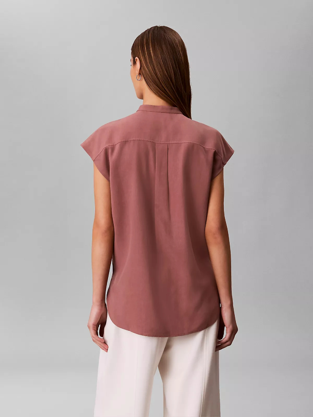 detail Calvin Klein dámska hnedá košeľa