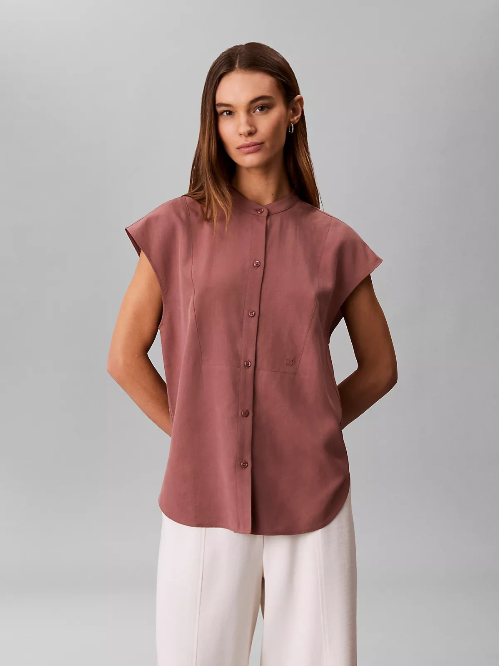 detail Calvin Klein dámska hnedá košeľa