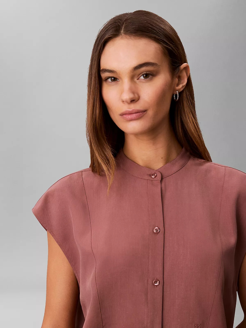 detail Calvin Klein dámska hnedá košeľa