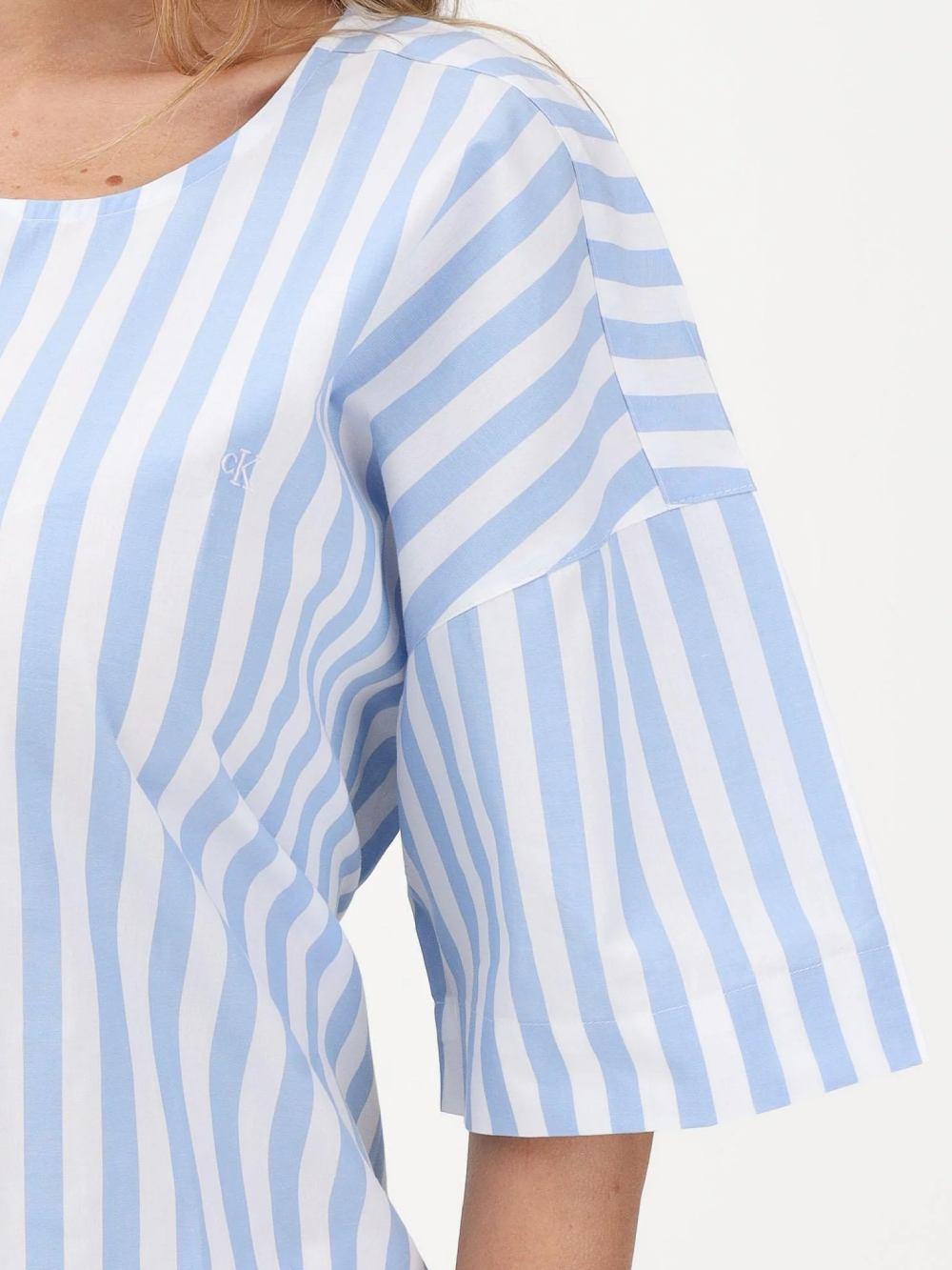 detail Calvin Klein dámska modro-biela blúzka