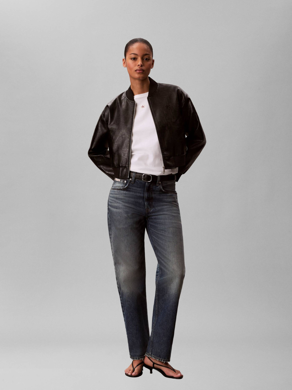 detail Calvin Klein dámske biele tričko