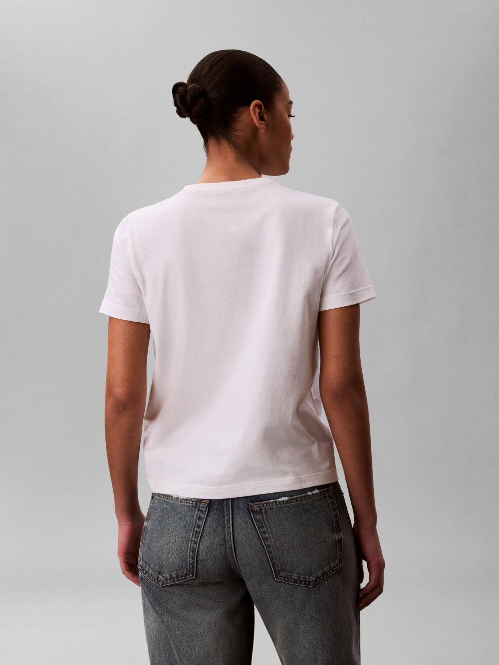 detail Calvin Klein dámske biele tričko