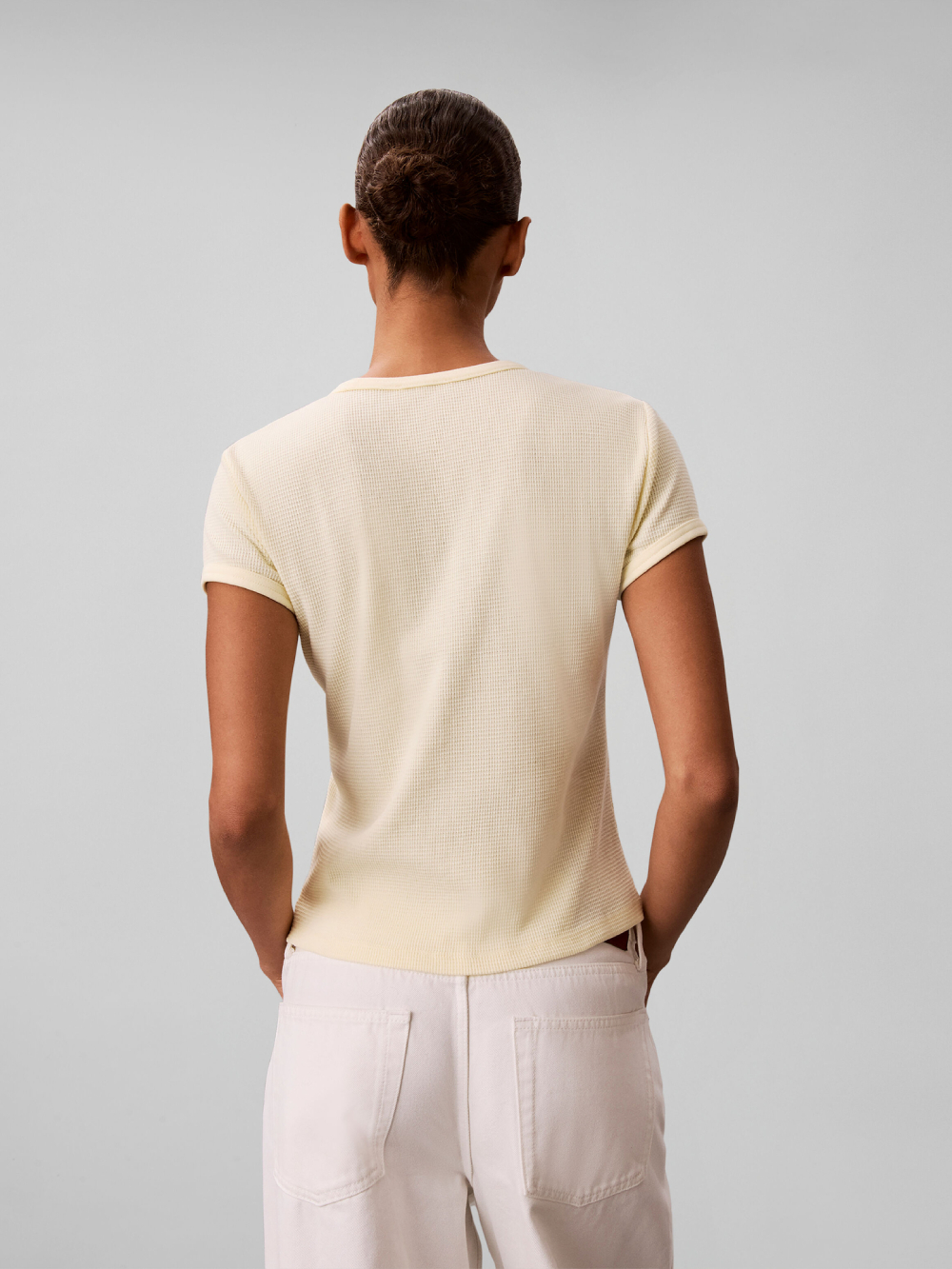 detail Calvin Klein dámske svetlo žlté tričko
