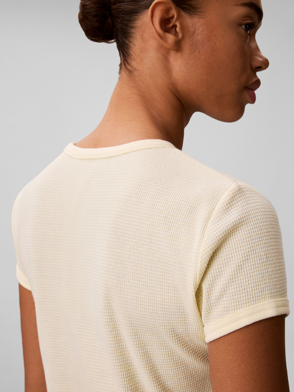 detail Calvin Klein dámske svetlo žlté tričko