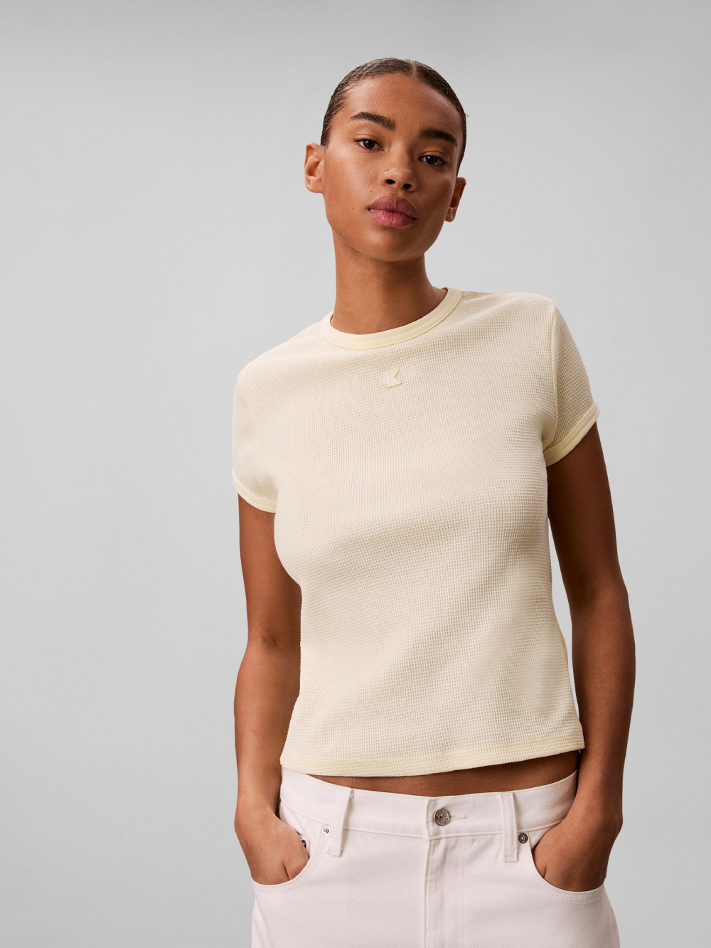 detail Calvin Klein dámske svetlo žlté tričko