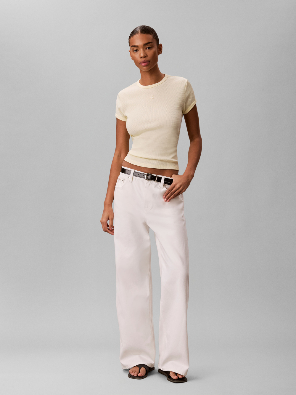 detail Calvin Klein dámske svetlo žlté tričko
