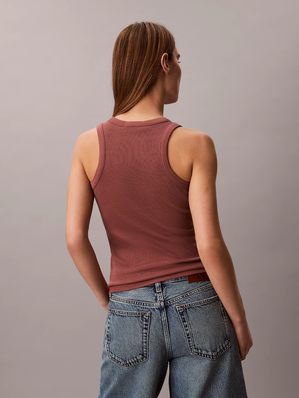 detail Calvin Klein dámske hnedé tielko