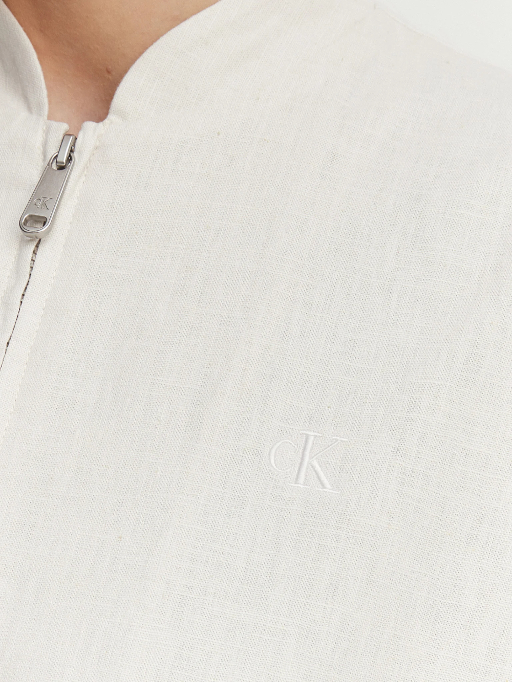 detail Calvin Klein dámska béžová bunda