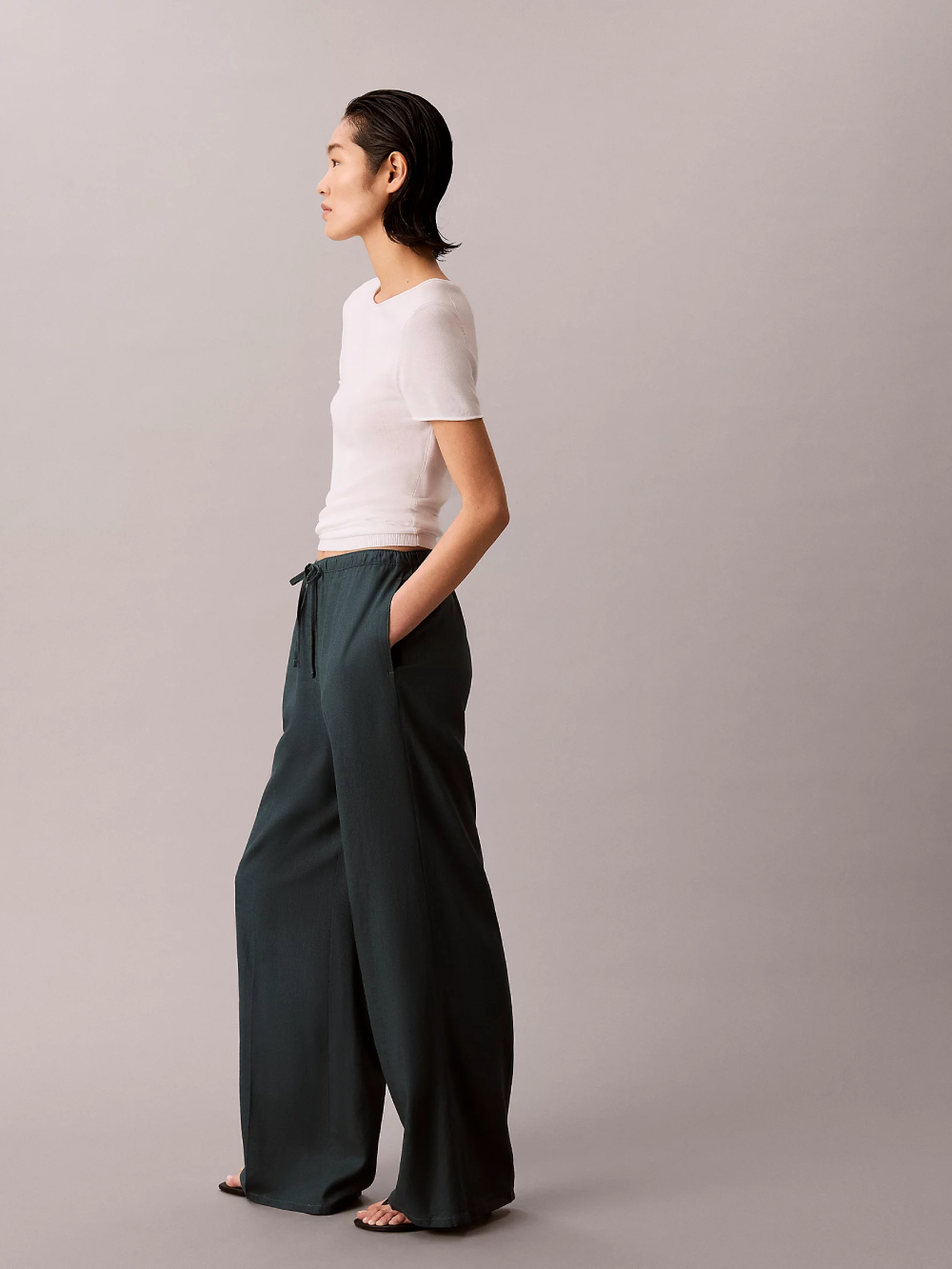 detail Calvin Klein dámske modrozelené nohavice