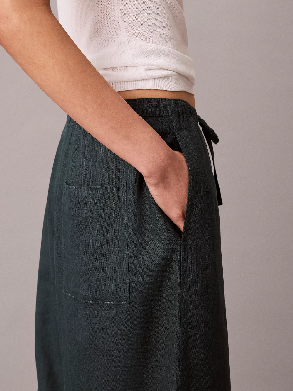 detail Calvin Klein dámske modrozelené nohavice
