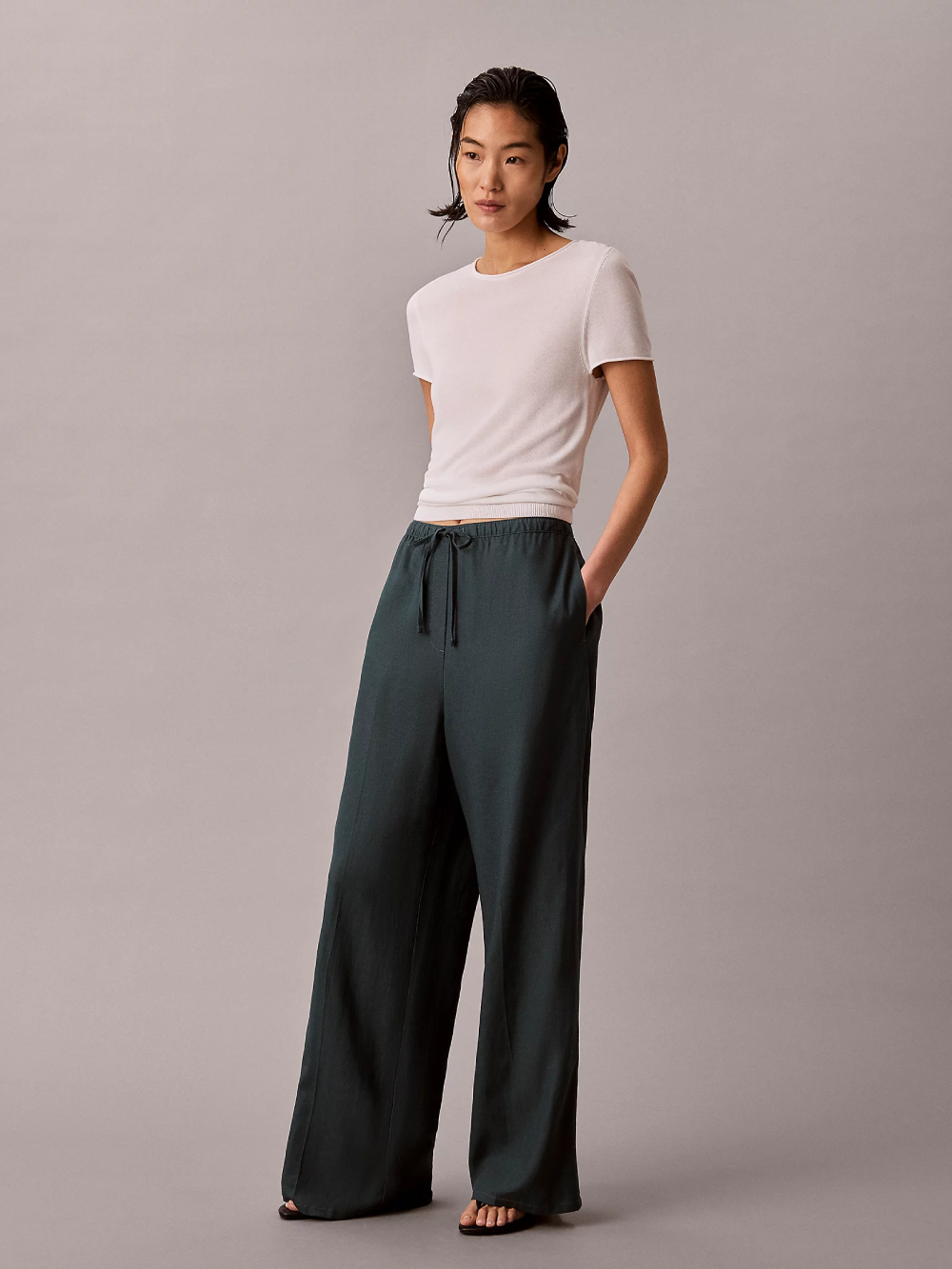 detail Calvin Klein dámske modrozelené nohavice