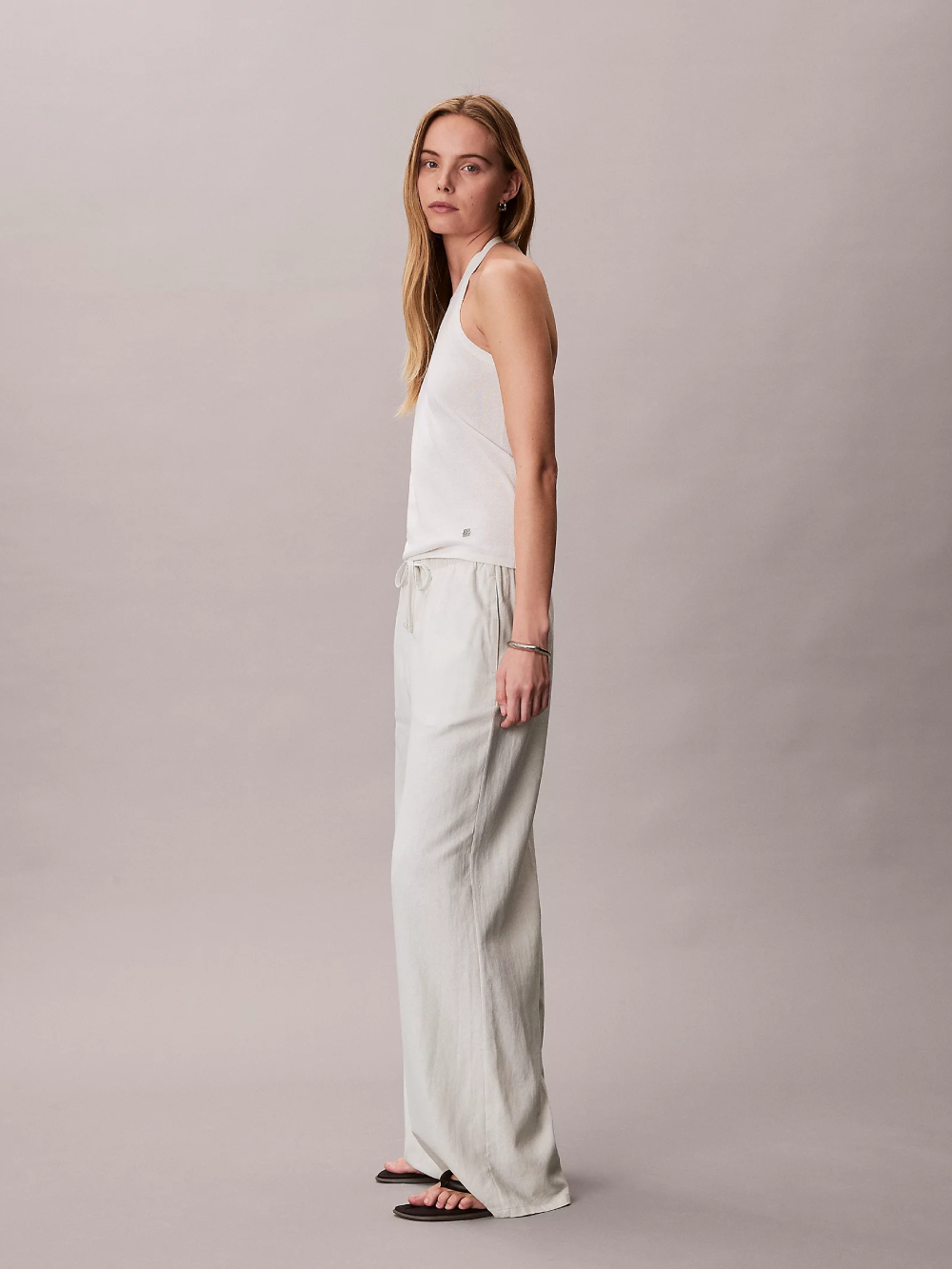 detail Calvin Klein dámske béžové nohavice