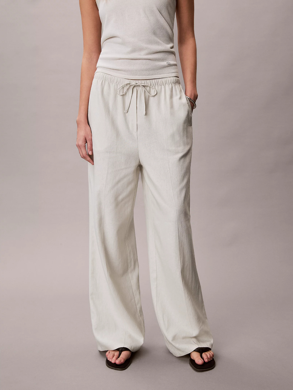detail Calvin Klein dámske béžové nohavice