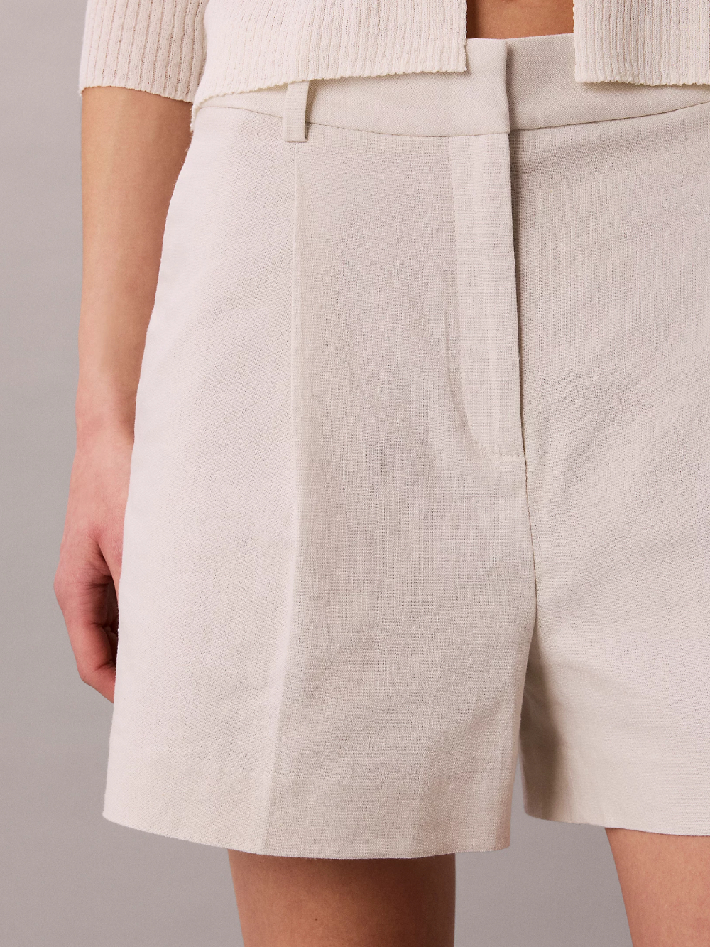 detail Calvin Klein dámske krémové šortky