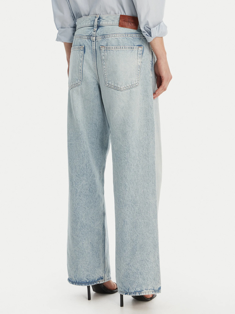 detail Calvin Klein dámske modré baggy džínsy