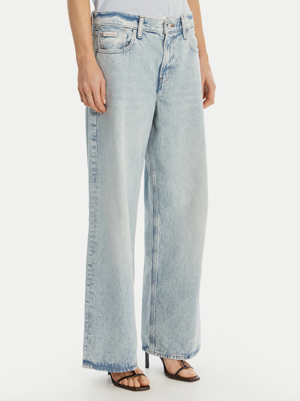 detail Calvin Klein dámske modré baggy džínsy