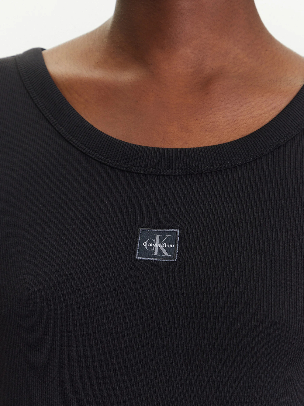 detail Calvin Klein dámske čierne tričko