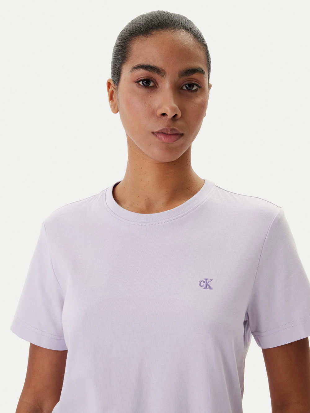 detail Calvin Klein dámske fialové tričko