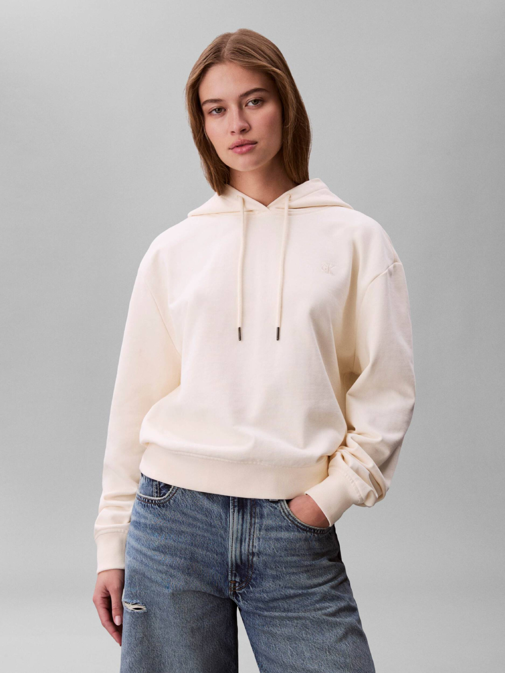detail Calvin Klein dámska krémová mikina