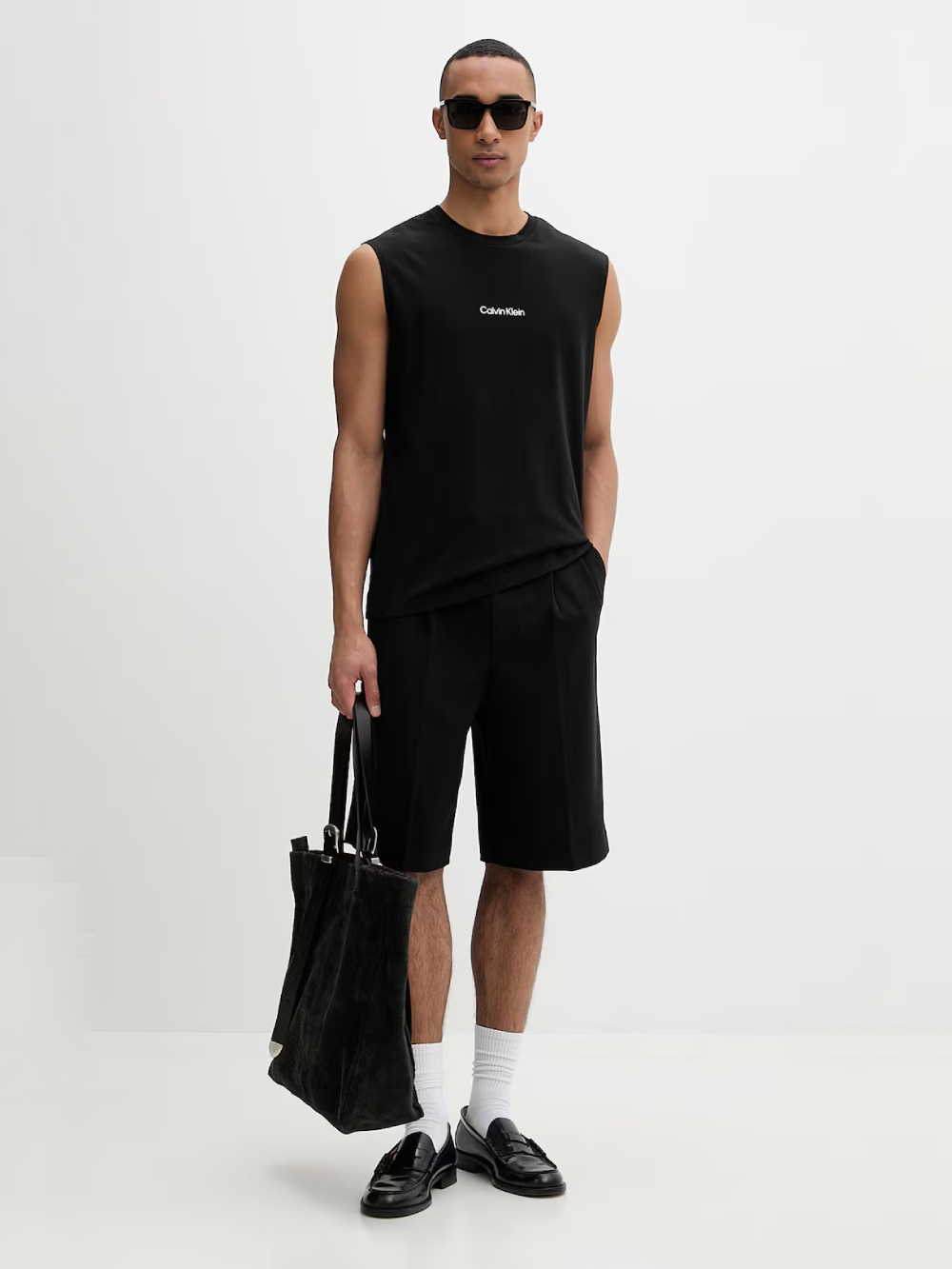 detail Calvin Klein pánsky čierny nátelník